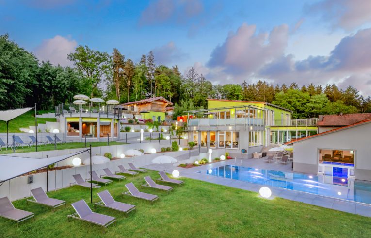 Saunagarten mit Außenpool und Liegen im Wellnesshotel Reibener-Hof im Bayerischen Wald