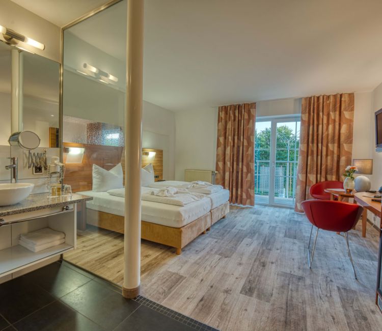 Zimmer Classic mit Badbereich, Flachbildschirm, Balkon, Minibar im Wellnesshotel Reibener-Hof