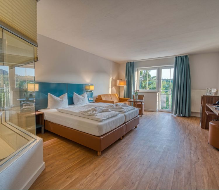 Zimmer Comfort blau mit Badbereich, Wohnbereich und Balkon im Wellnesshotel Reibener-Hof
