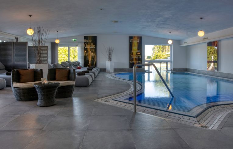 Liegen im Hallenbad Indoorpool im Spa-Bereich
